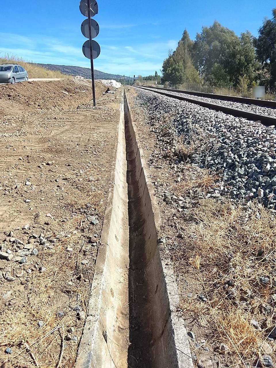 La misma cuneta de hormigón limpia y con la sección libre a lo largo de la vía